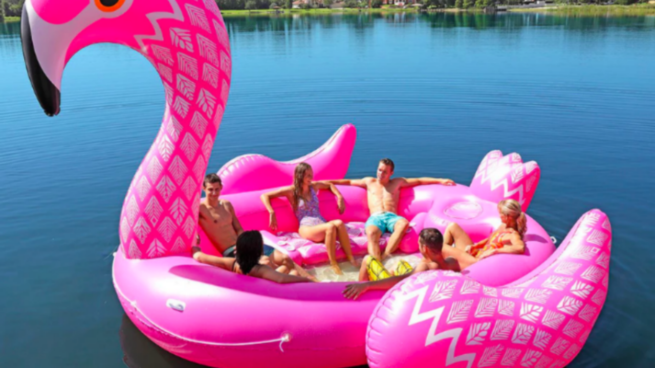 Illustratie voor: Hittegolf musthave: dobberen met je vrienden op een giga flamingo