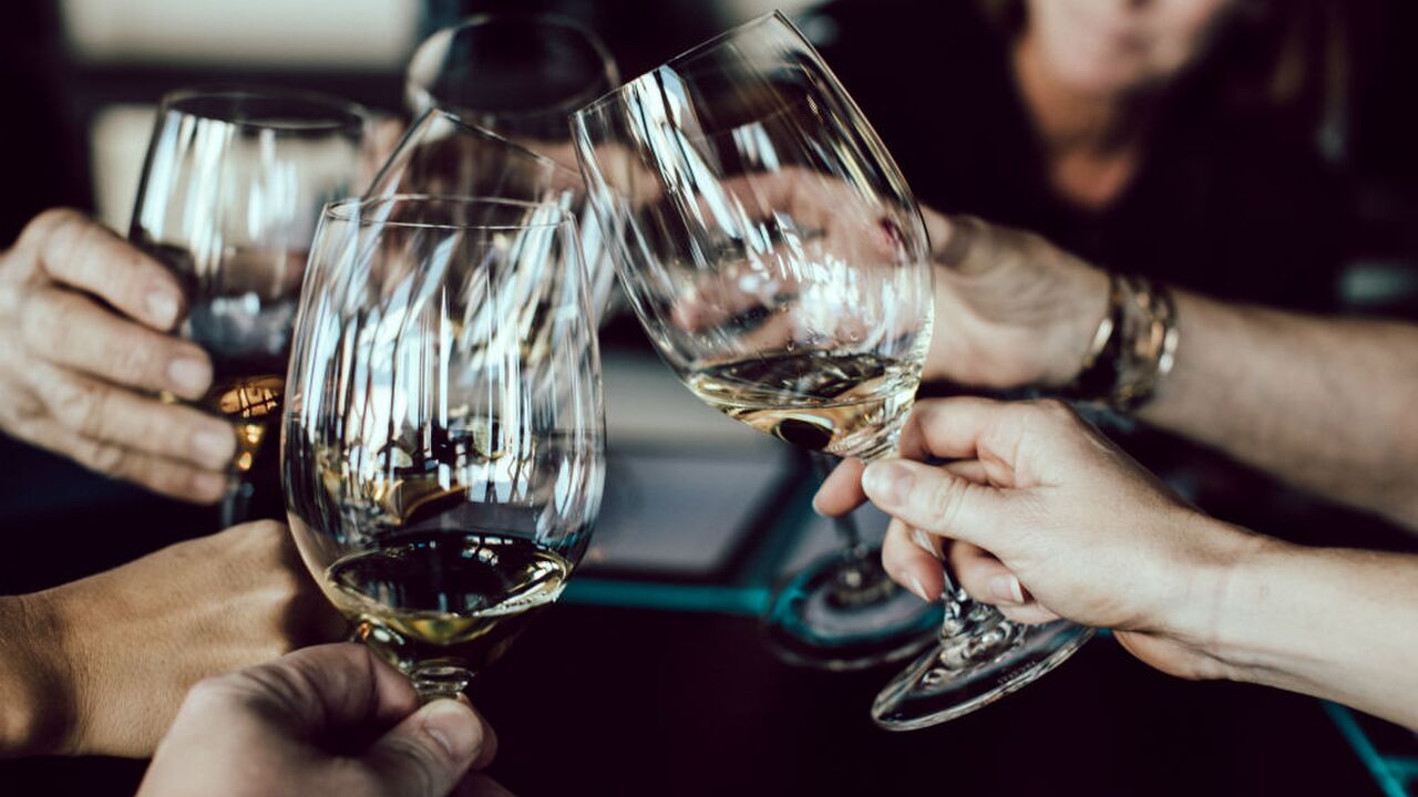 Illustratie voor: Nieuw onderzoek wijst uit dat geen enkel soort alcohol goed voor je is