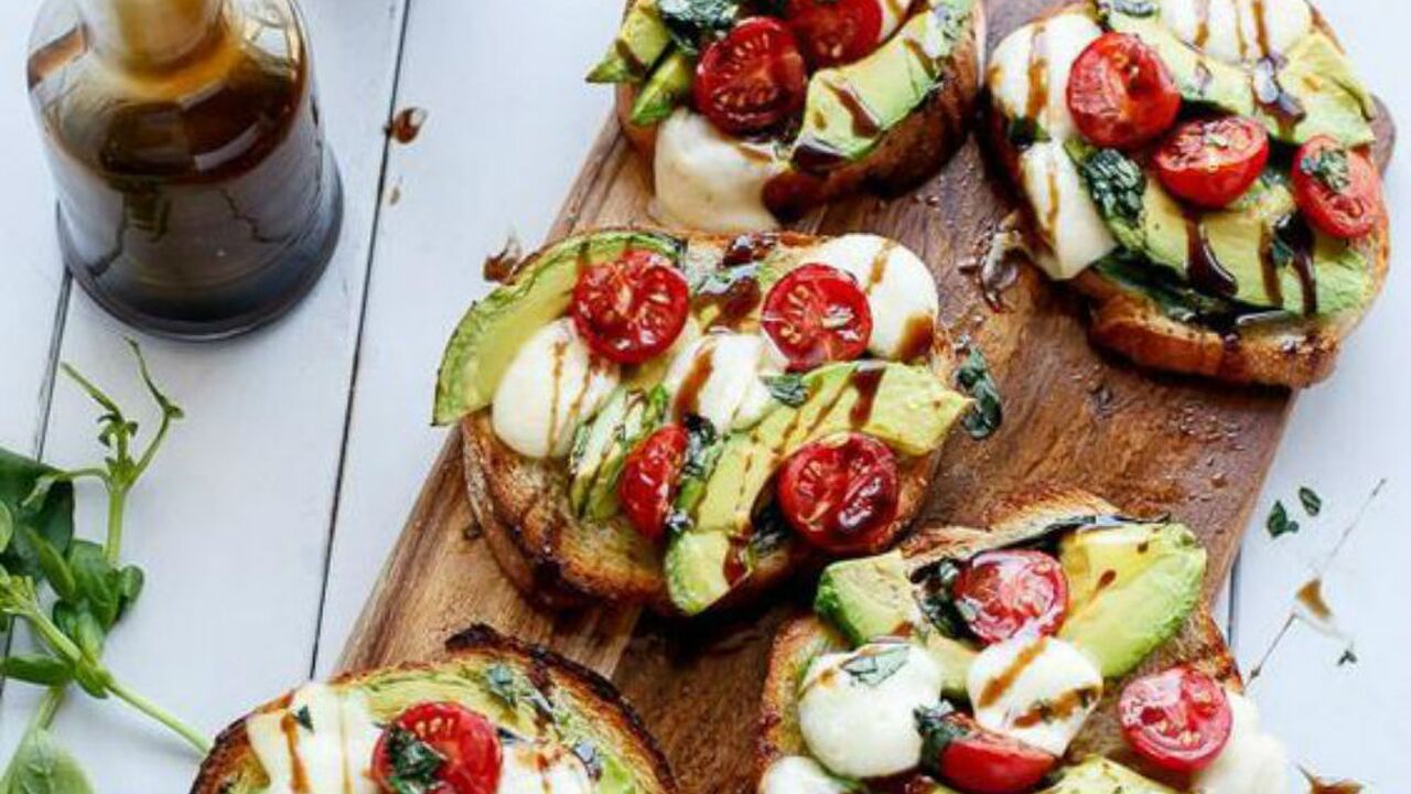 Illustratie voor: Lunch tip: Caprese Avocado Toast
