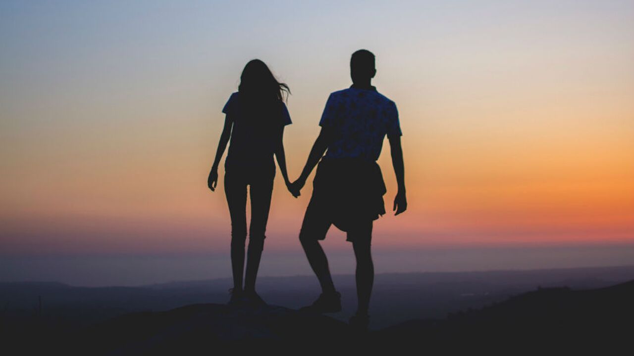 Illustratie voor: 85% van de singles gelooft in eeuwige zomerliefde