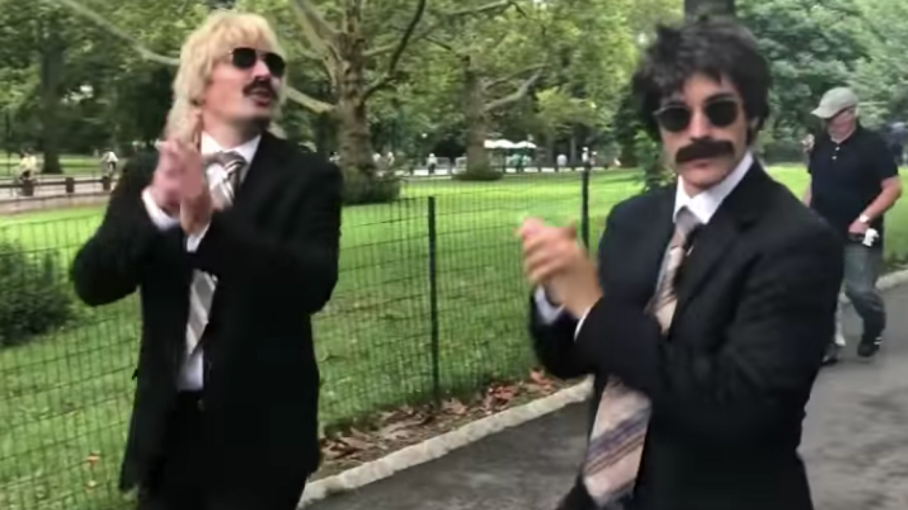 Illustratie voor: Vermomde Justin Bieber en Jimmy Fallon dansen door Central Park