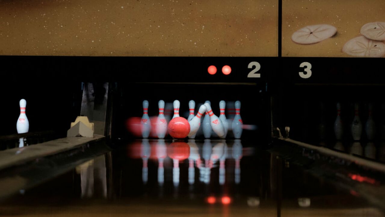 Illustratie voor: Football Bowling: nieuw in Amsterdam en perfect voor date night