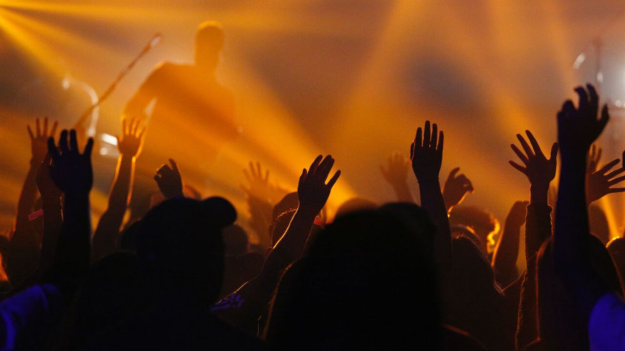 Illustratie voor: Ons pleidooi: “waarom je vaker alleen naar een concert moet gaan”