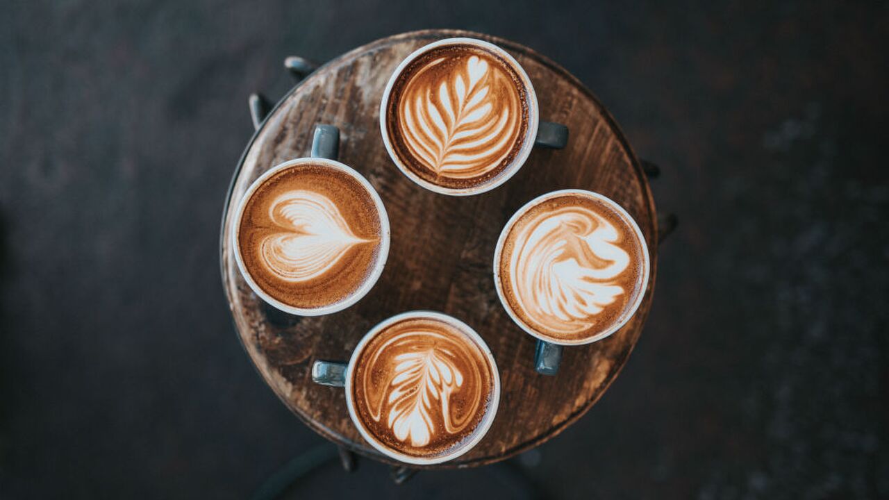 Illustratie voor: Cafeïne: de oppepper voor je huid