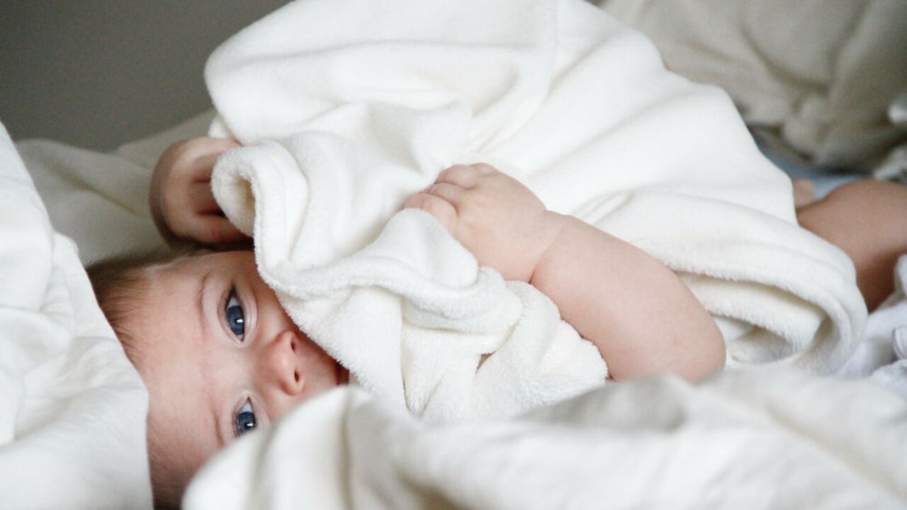 Illustratie voor: Waarom het oké is om niet op een roze wolk te zitten nadat je baby is geboren