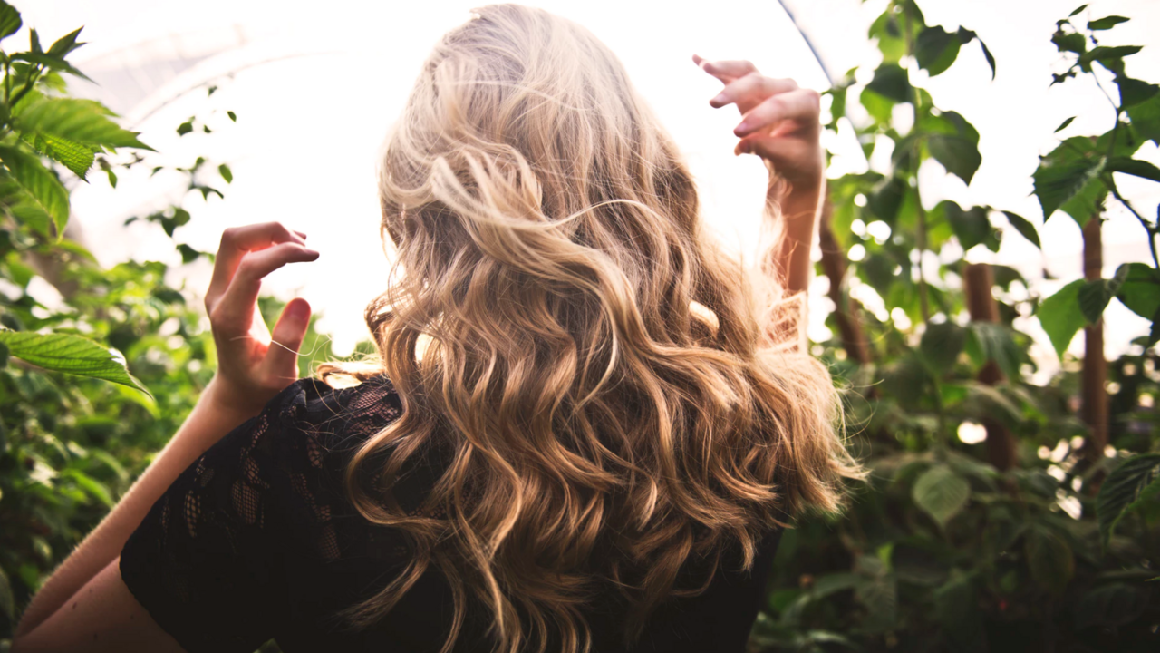 Illustratie voor: Met deze beautyhack heb je binnen no-time krullen in je haar