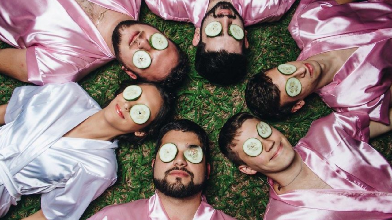 Illustratie voor: Té leuk: deze mannen helpen hun beste vriendin met haar bruiloft