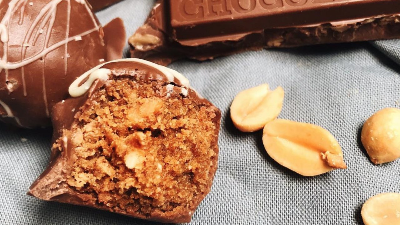 Illustratie voor: Speculaas-pindakaastruffels met Tony’s Chocolonely karamel-zeezout