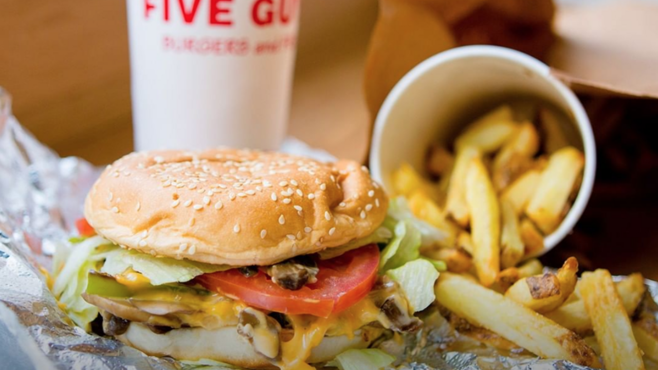Illustratie voor: Vandaag opent Five Guys aan het Pieter Vreedeplein in Tilburg!