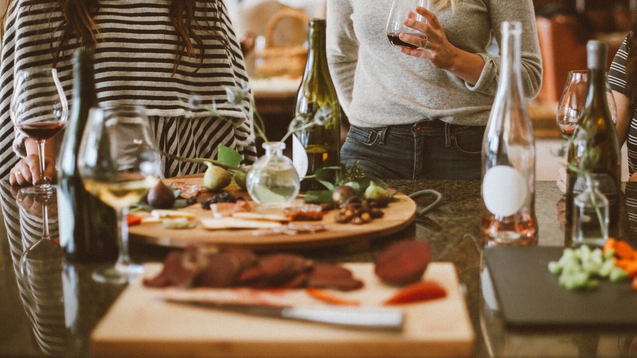 Illustratie voor: Zin in kerst maar bang teveel te eten? Zoveel kun je maar per dag aankomen