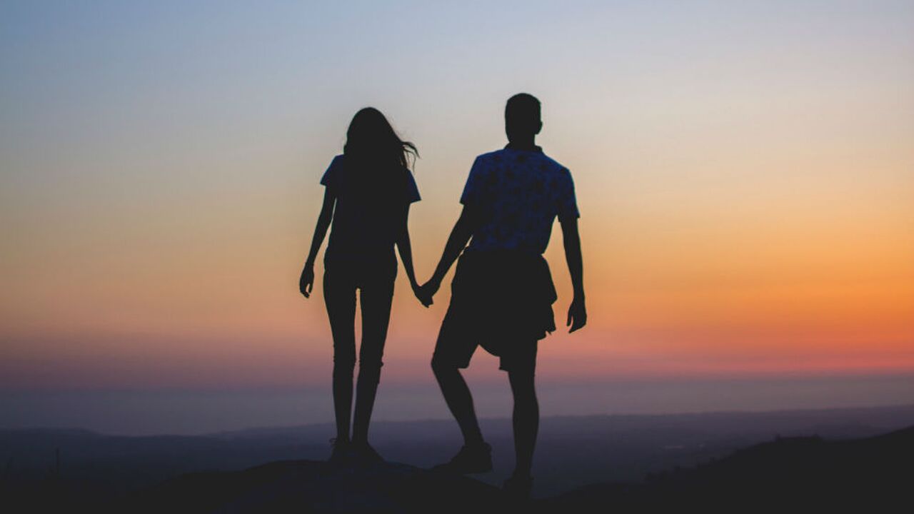 Illustratie voor: 4 redenen waarom reizen met je lief goed is voor je relatie