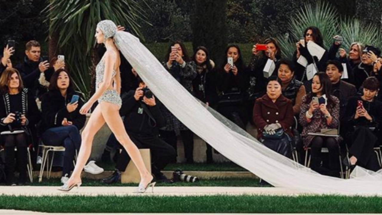 Illustratie voor: Bruiloft trend van 2019: trouwen in een badpak