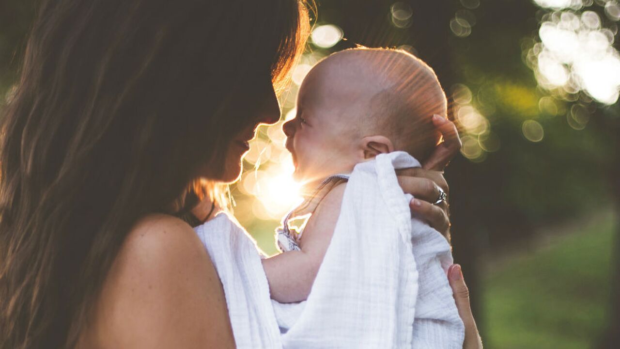 Illustratie voor: Science says: vrouwen die na hun 33e moeder worden leven langer