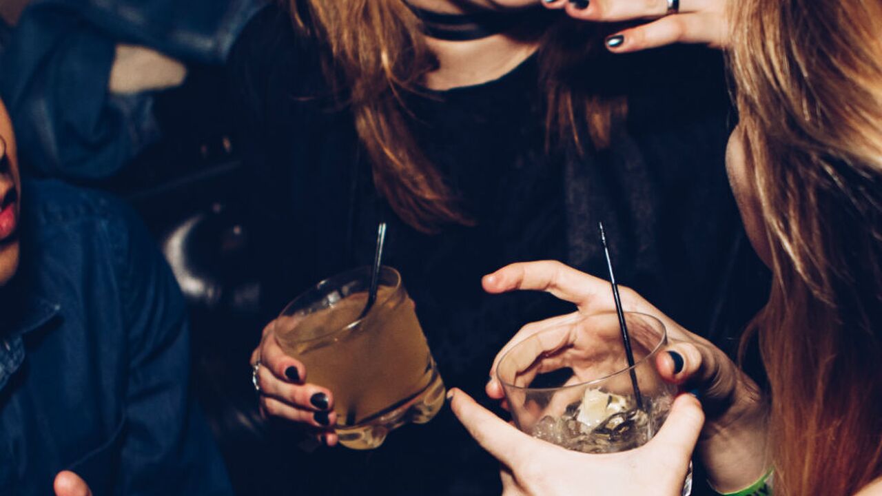 Illustratie voor: Dit is hoeveel we per jaar kwijt zijn aan online shoppen terwijl we dronken zijn