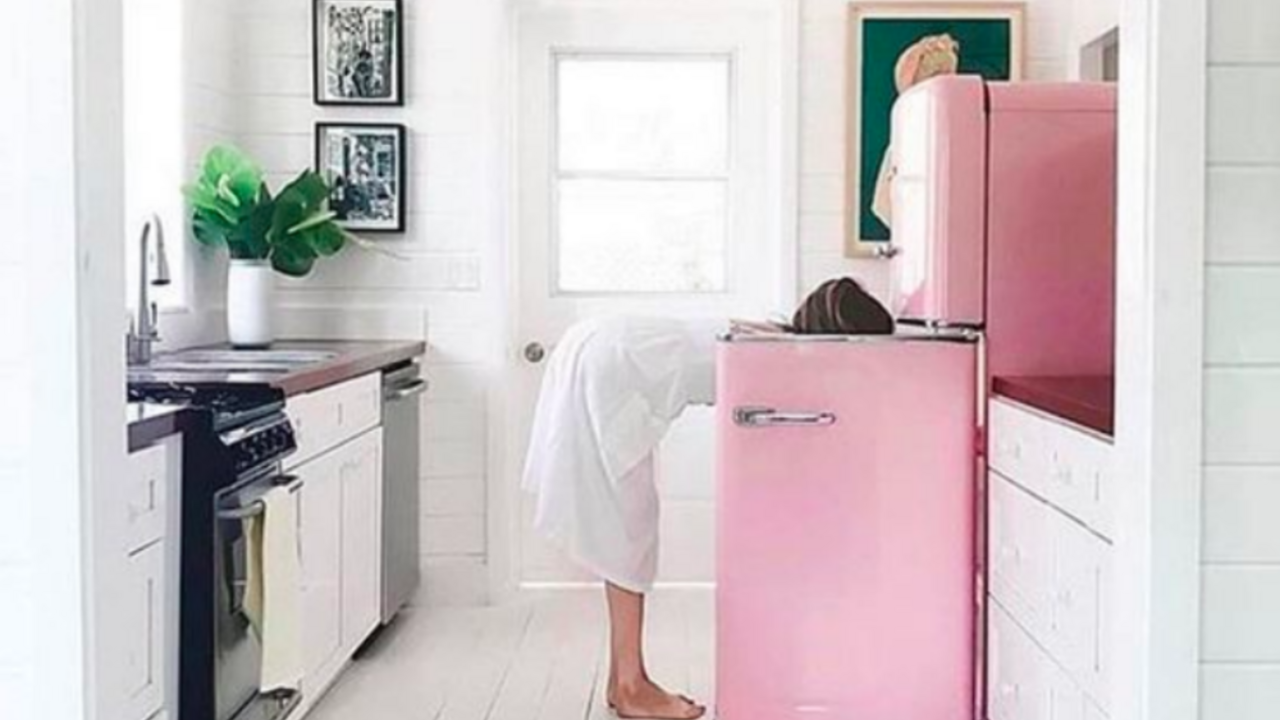 Illustratie voor: Voor de liefhebber: de roze koelkasten van de Lidl zijn weer terug!