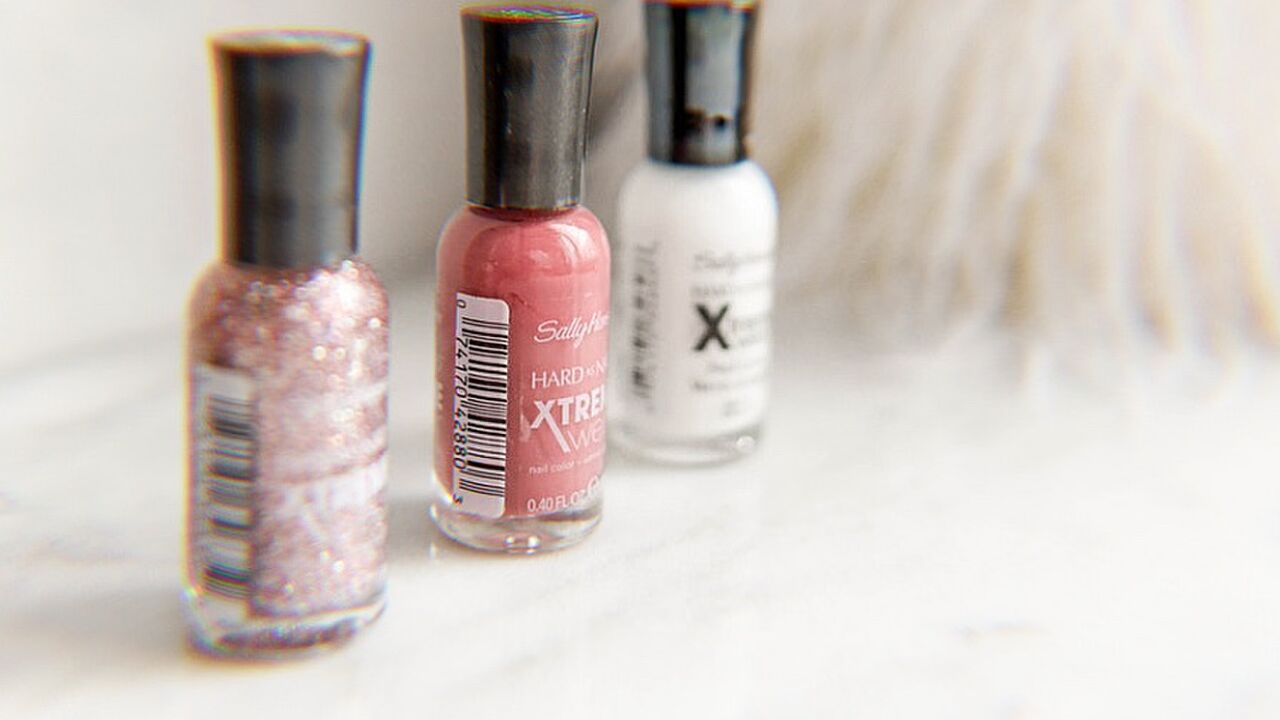 Illustratie voor: De coolste nageltrend van 2019: een halve maan