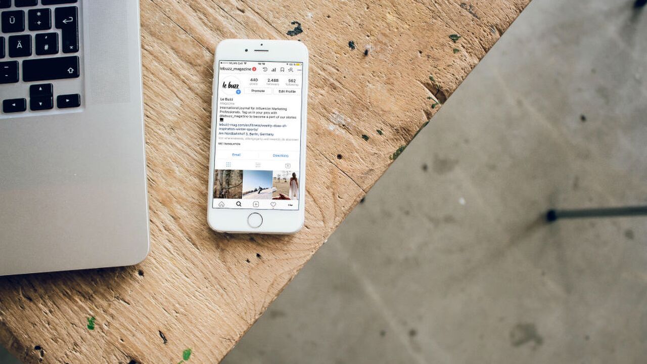 Illustratie voor: Bewijs dat het ontiegelijk makkelijk is om je leven te faken op Instagram
