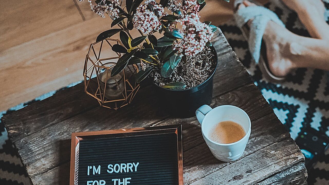 Illustratie voor: Waarom vrouwen vaker sorry zeggen dan mannen