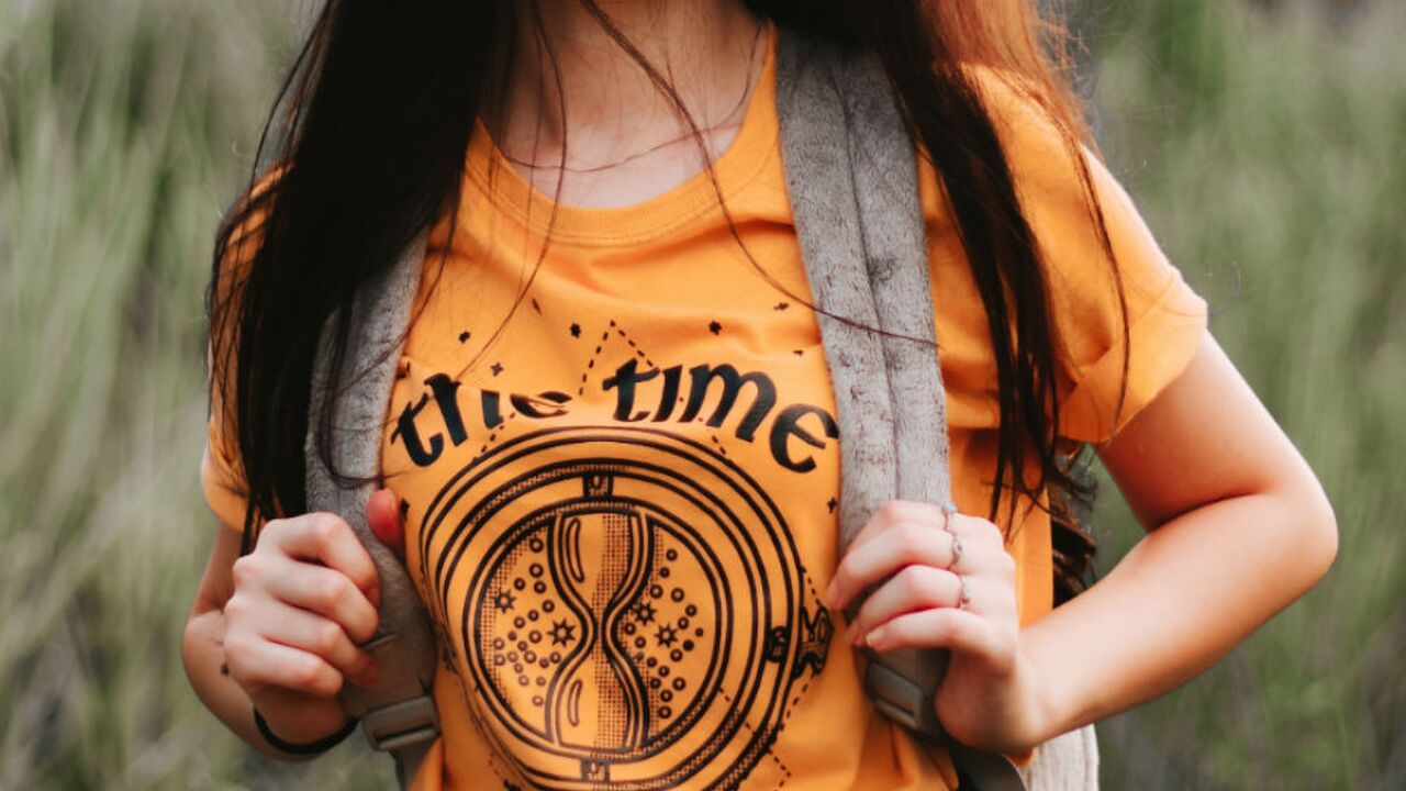 Illustratie voor: Zo draag jij: 3 x het oranje shirt