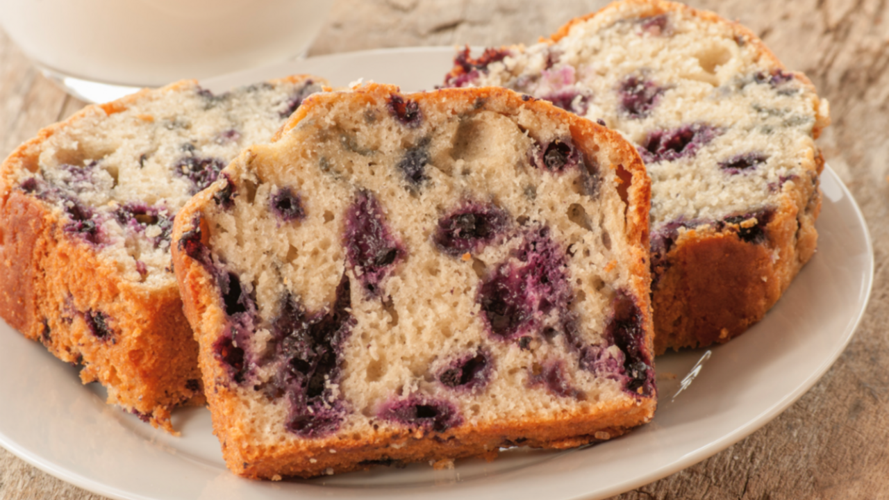 Illustratie voor: Lekker ontbijtje: suikervrij brood met blauwe bessen