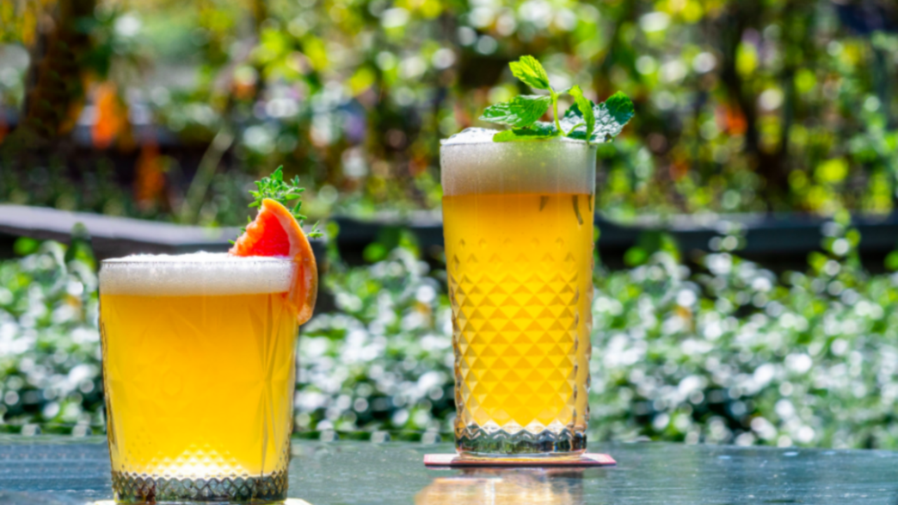 Illustratie voor: We hebben de zomer in onze bol dus drinken we dit