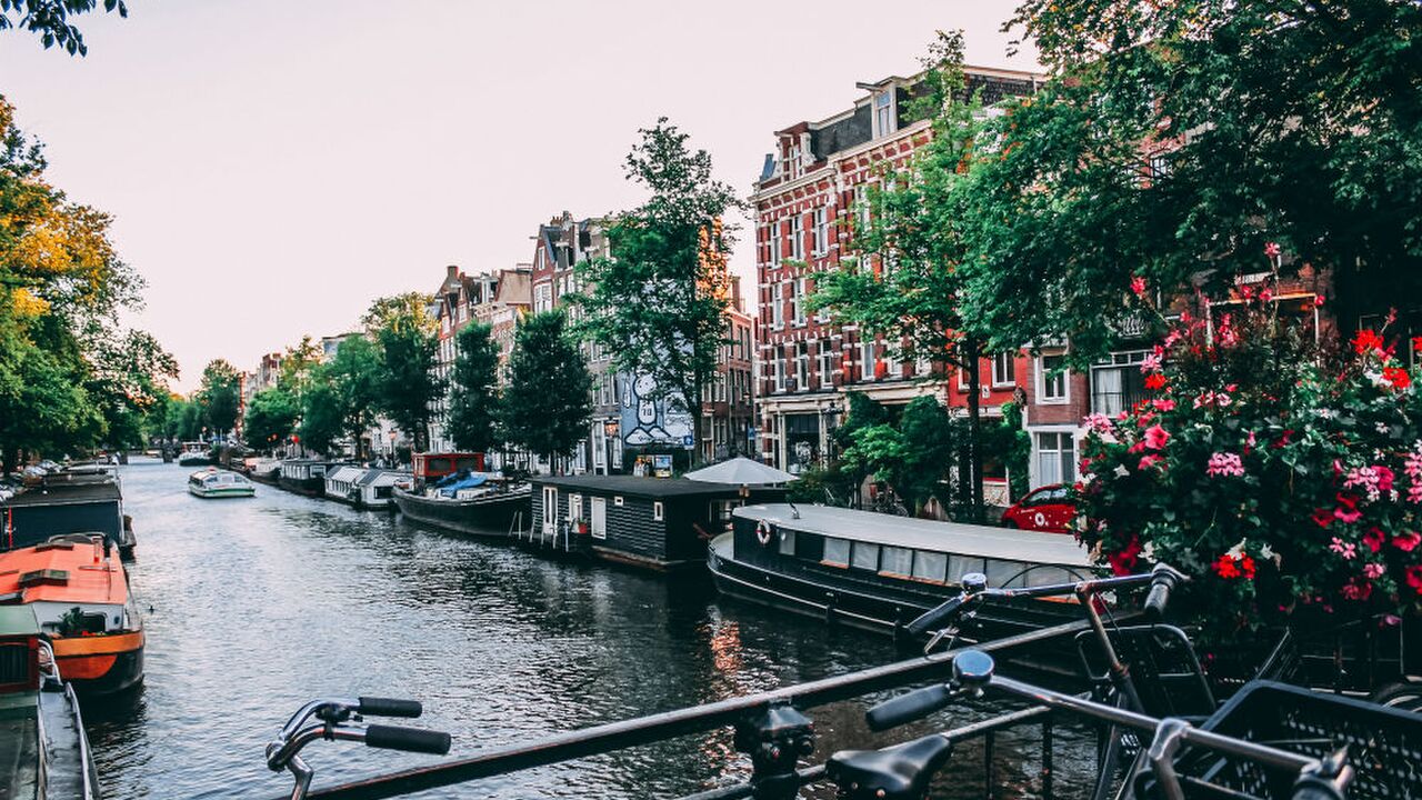 Illustratie voor: De grote terrassen encyclopedie: Waar je straks wilt wezen in Amsterdam