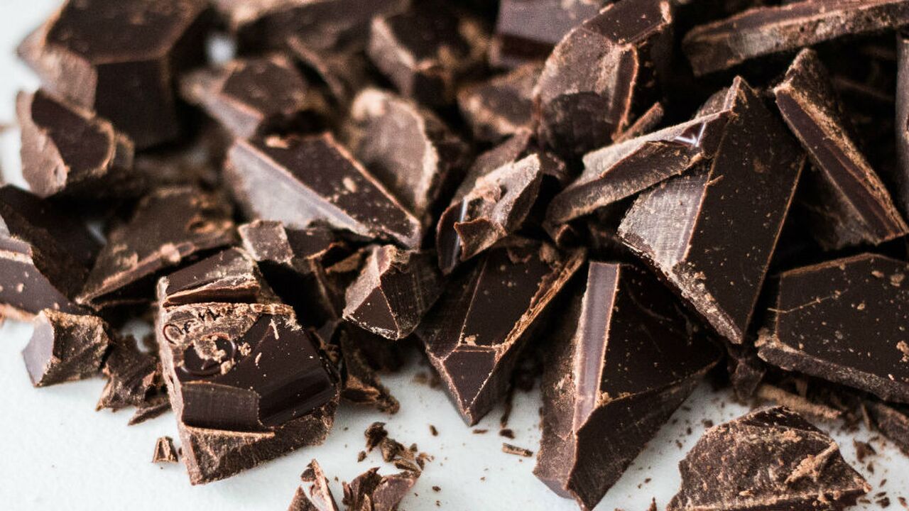 Illustratie voor: Science says: Waarom het eten van chocolade juist goed is voor je huid