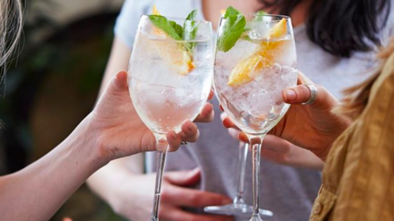 Illustratie voor: Vergeet de gin tonic, dit is wat je van de zomer gaat drinken