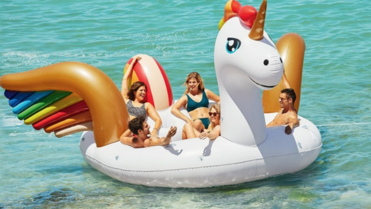 Illustratie voor: Heerlijk dobberen met je vrienden op deze gigantische Unicorn