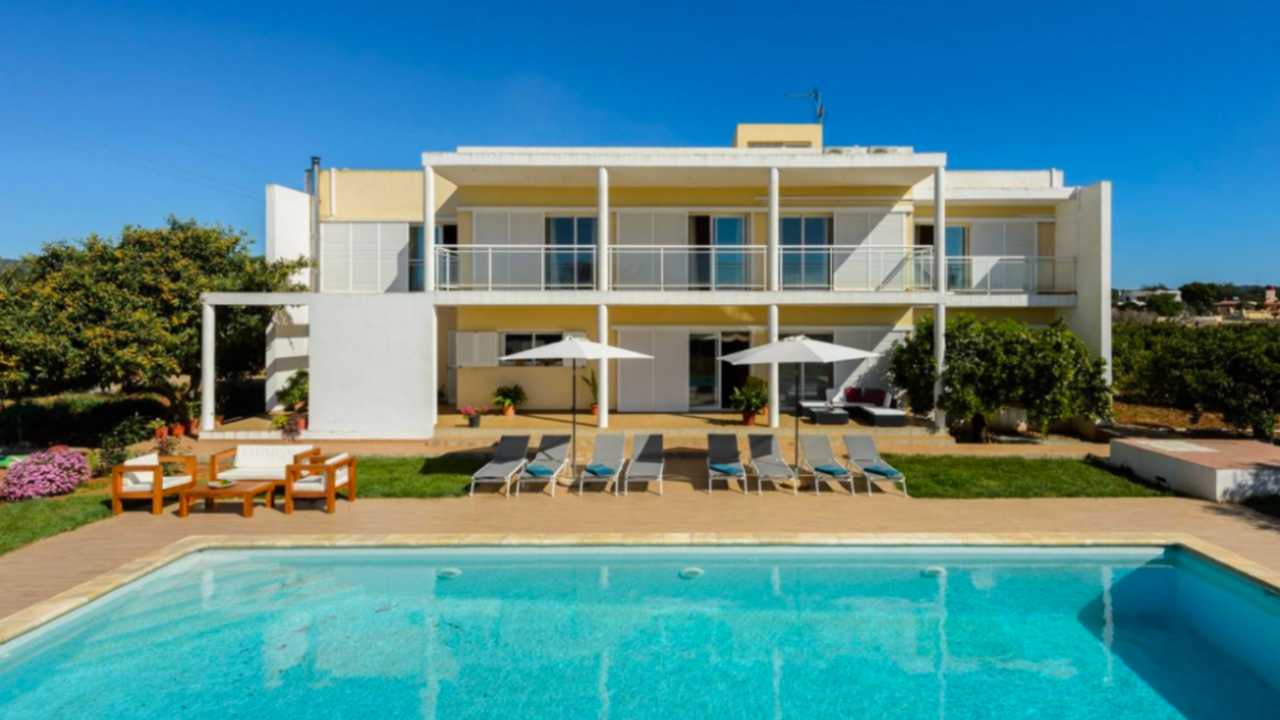 Illustratie voor: Een onvergetelijke vakantie beleven op Ibiza met je vrienden? Hier wil je overnachten