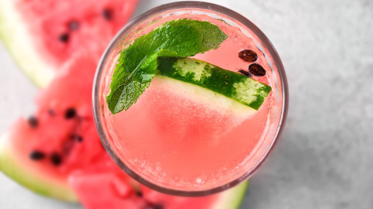 Illustratie voor: Deze bevroren watermeloen rosé is alles wat je deze zomer nodig hebt
