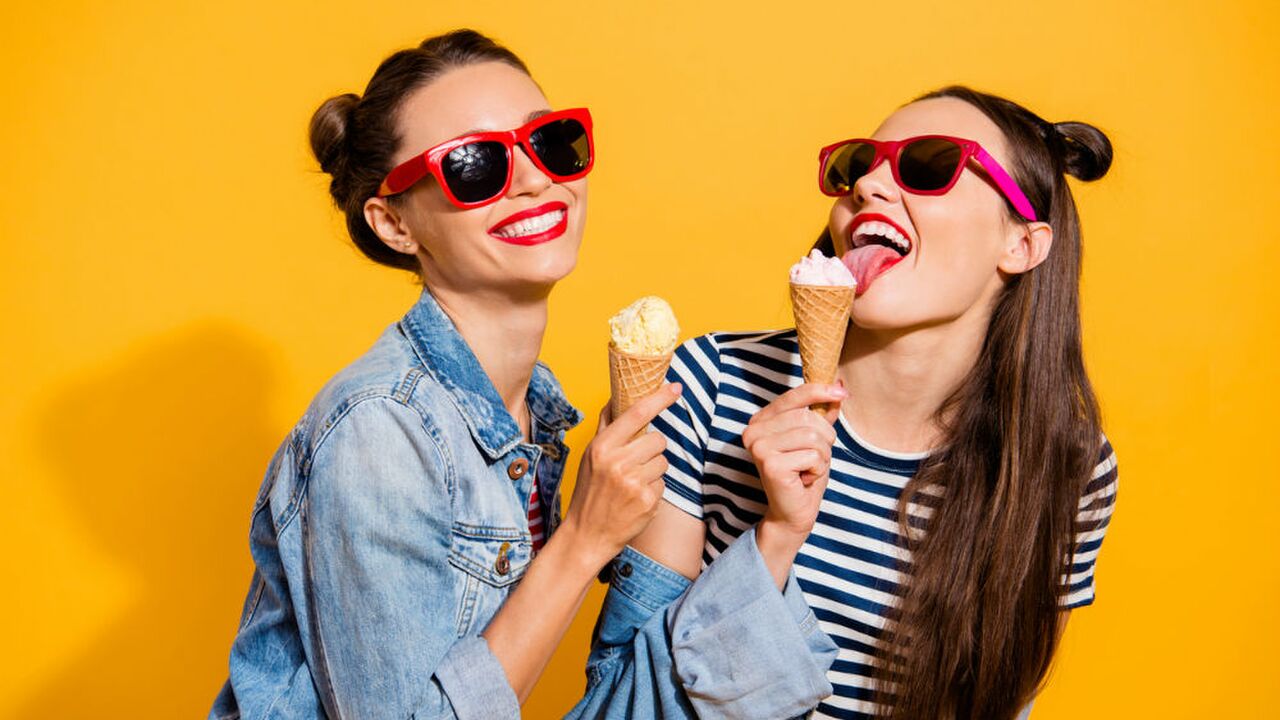 Illustratie voor: Het is vandaag Internationale Vriendschapsdag en dat vier je met ijs