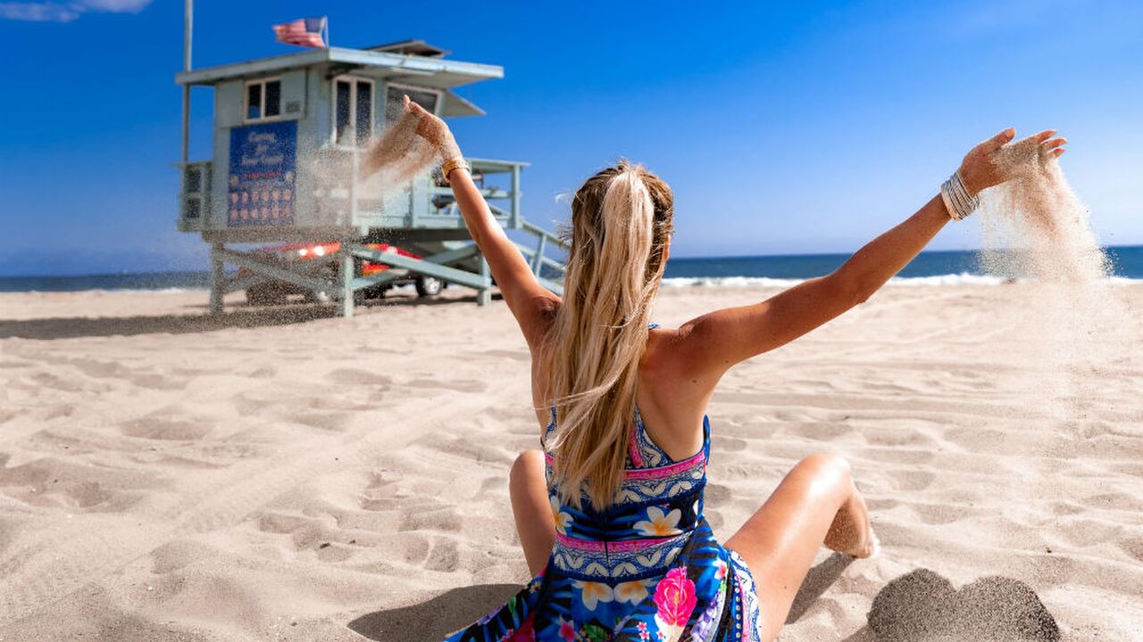 Illustratie voor: Zo overleef je een dag op het strand