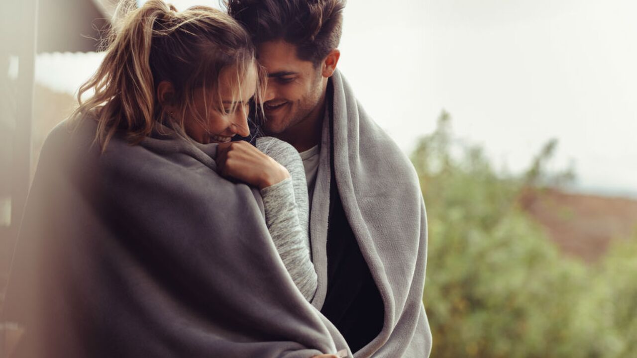 Illustratie voor: Snuggie 2.0: de ultieme chill outfit voor jou en je snacks