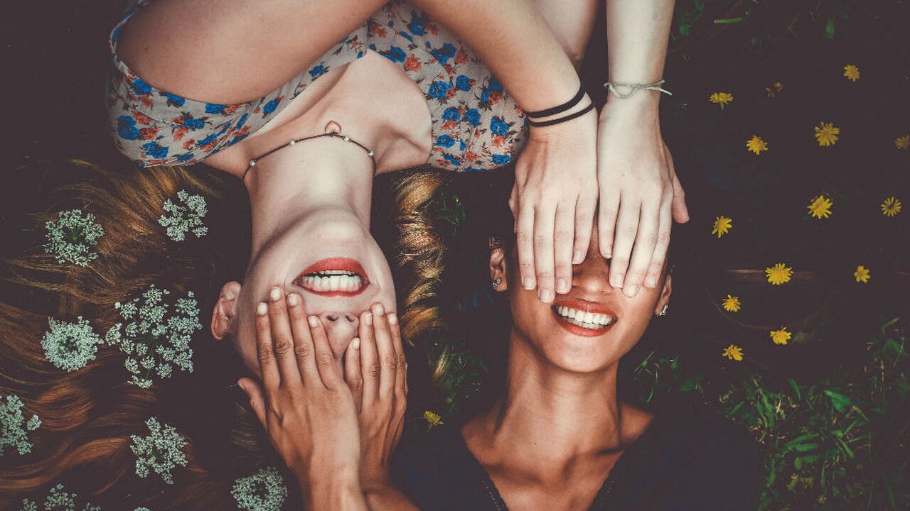 Illustratie voor: Verras je beste vriendin met een overvolle voordeelbox met de leukste zomerproducten