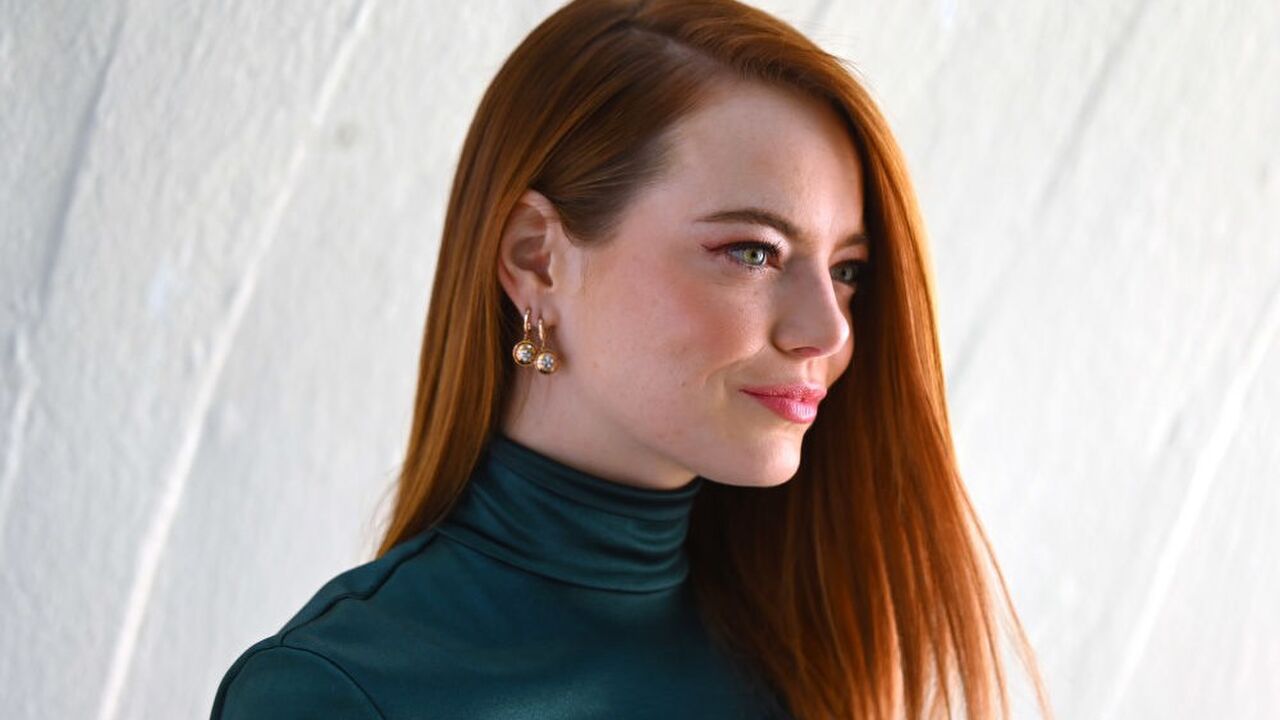 Illustratie voor: Emma Stone is onherkenbaar als Disney’s Cruella de Vil