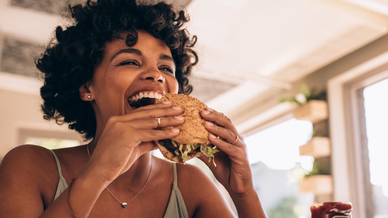 Illustratie voor: Dit is waarom eten altijd 10 x lekkerder is wanneer je honger hebt