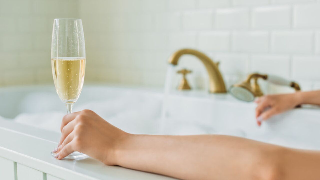 Illustratie voor: Champagne is de sleutel tot een lang leven volgens een vrouw van 108