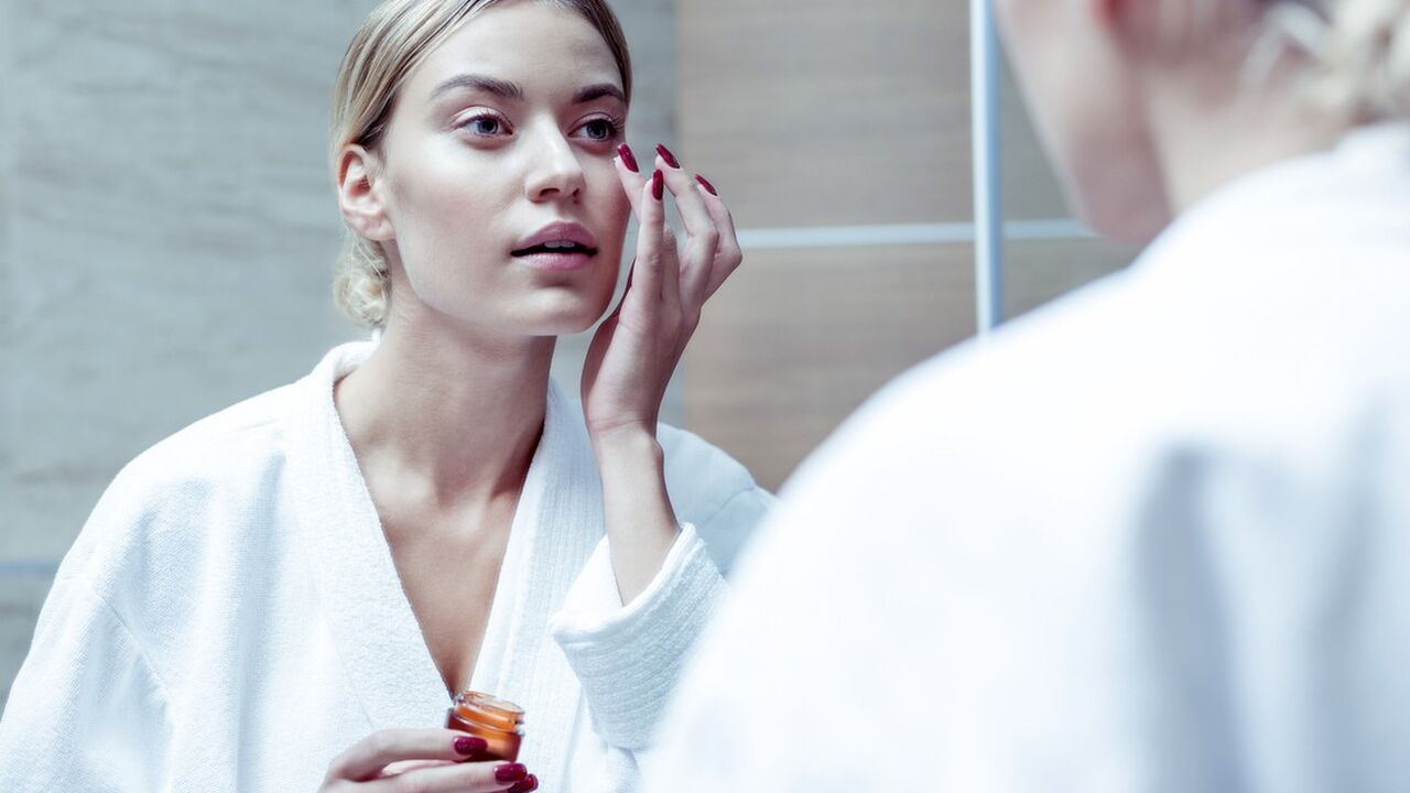 Illustratie voor: De wisseling van de wacht: zo pas je je make-up routine aan voor de winter