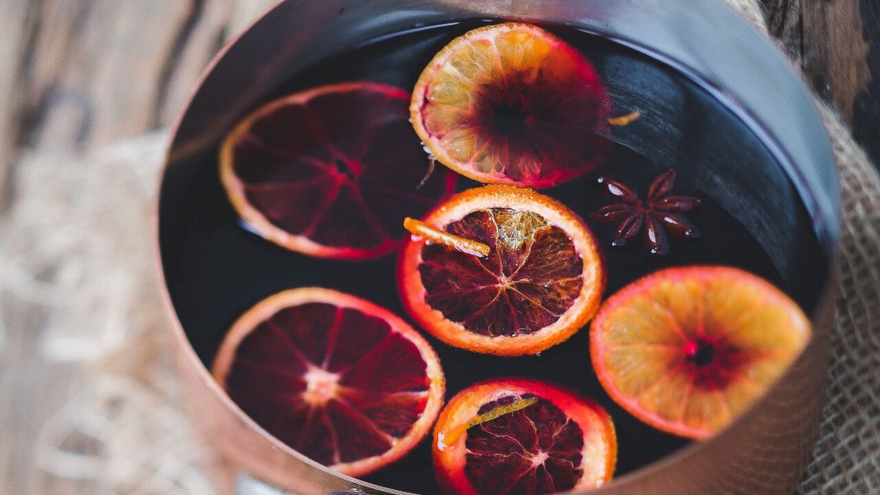 Illustratie voor: Het is weer ontiegelijk koud buiten dus: tijd voor glühwein