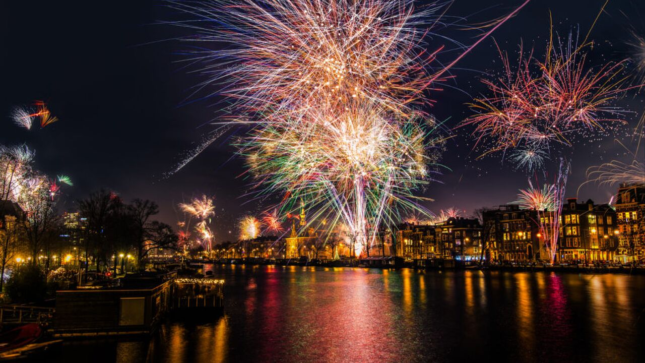 Illustratie voor: New Years Eve Party Guide: dit zijn de feestjes waar je heen wil gaan