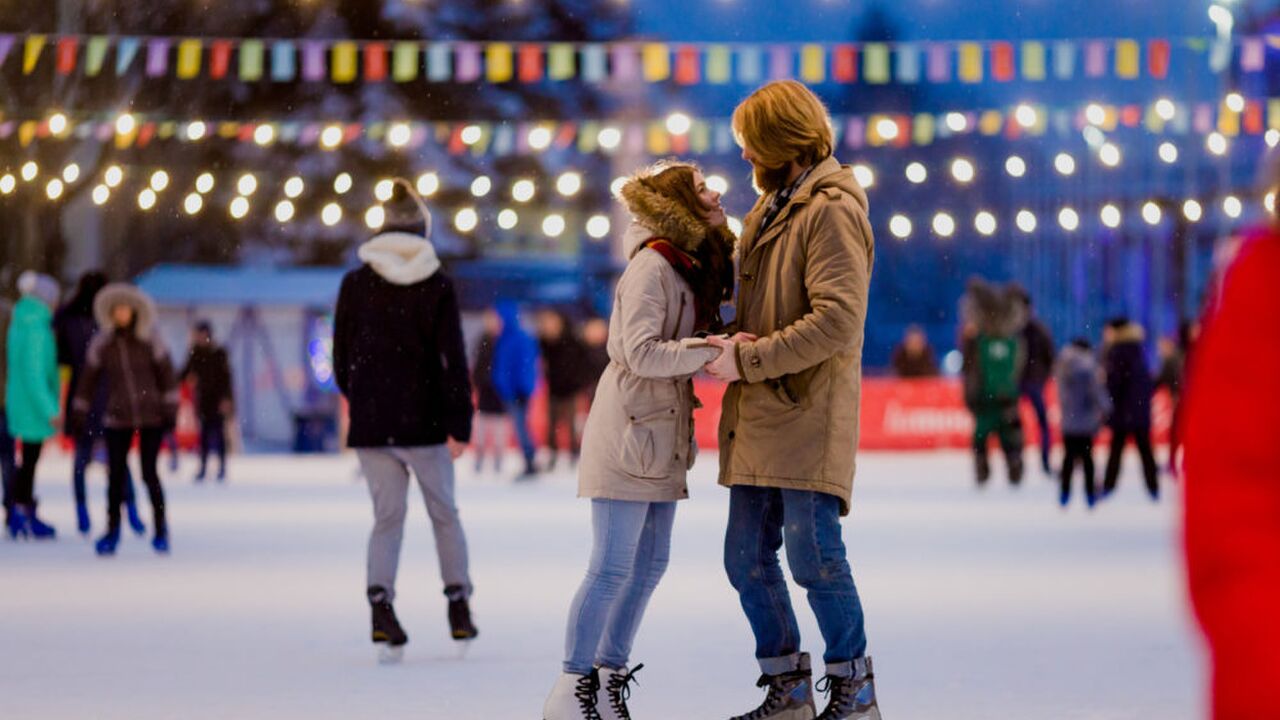 Illustratie voor: Dit wil je niet missen: Een silent disco op schaatsen