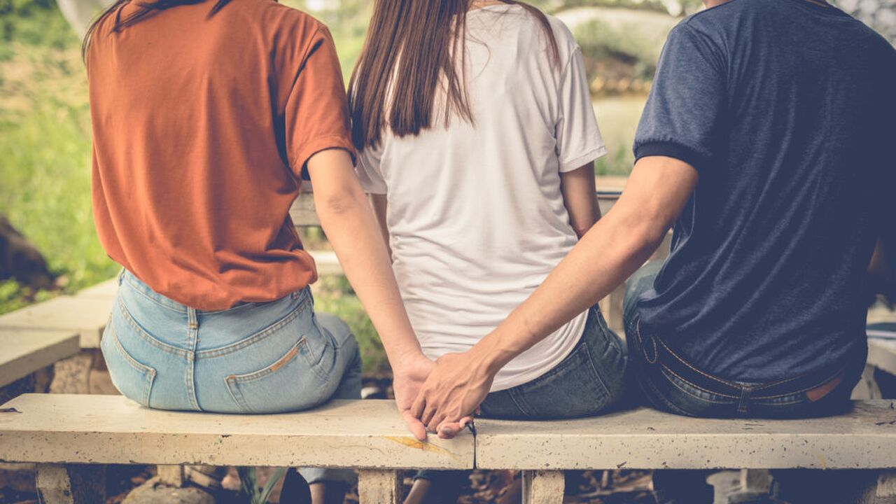 Illustratie voor: Dit is waarom je verliefd kan worden op mannen die al bezet zijn