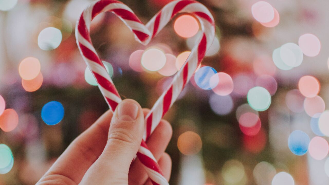 Illustratie voor: Candy cane haar is blijkbaar een trend. Durf jij het aan?
