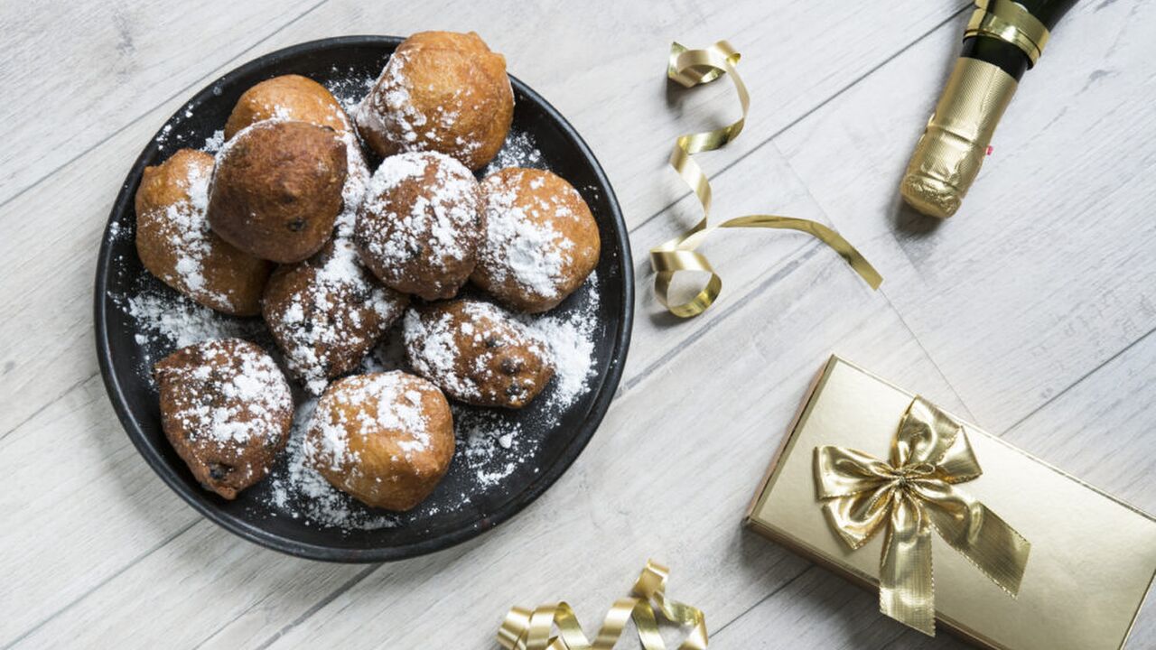 Illustratie voor: Dé snack die absoluut niet mag ontbreken tijdens oud en nieuw: de Holy Moliebol