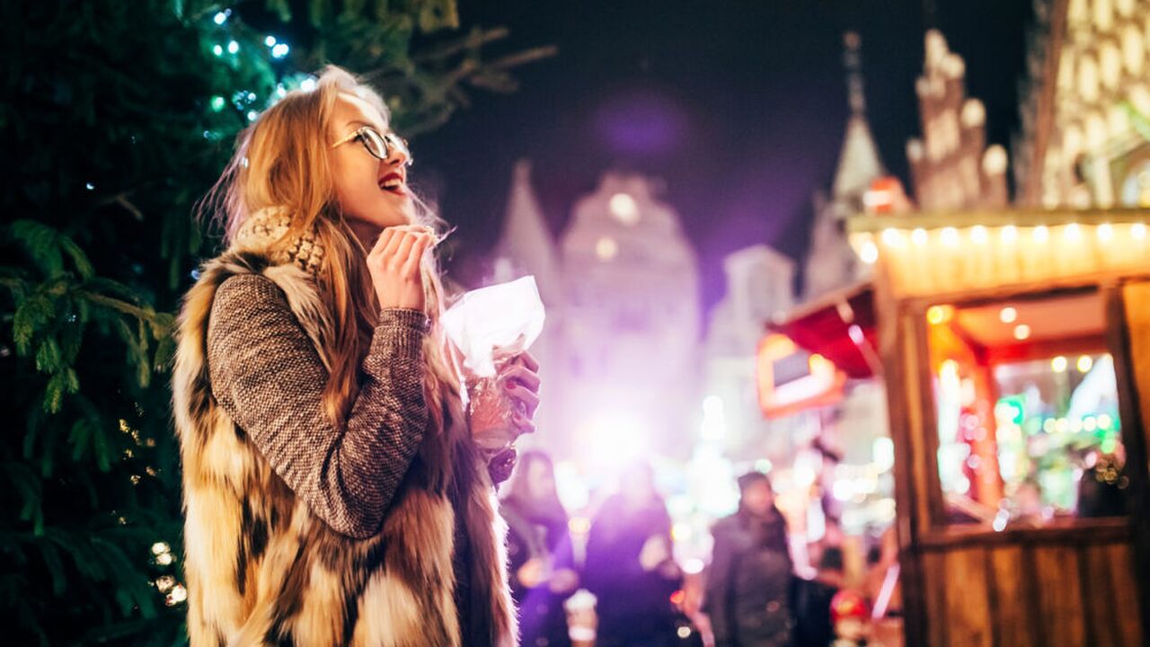 Illustratie voor: Droombaan ontdekt voor kerstliefhebbers: je kan geld verdienen met het bezoeken van kerstmarkten