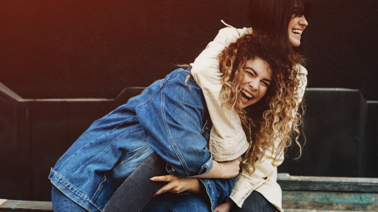 Illustratie voor: The best friend bucket list: alles wat jullie een keer samen gedaan moeten hebben
