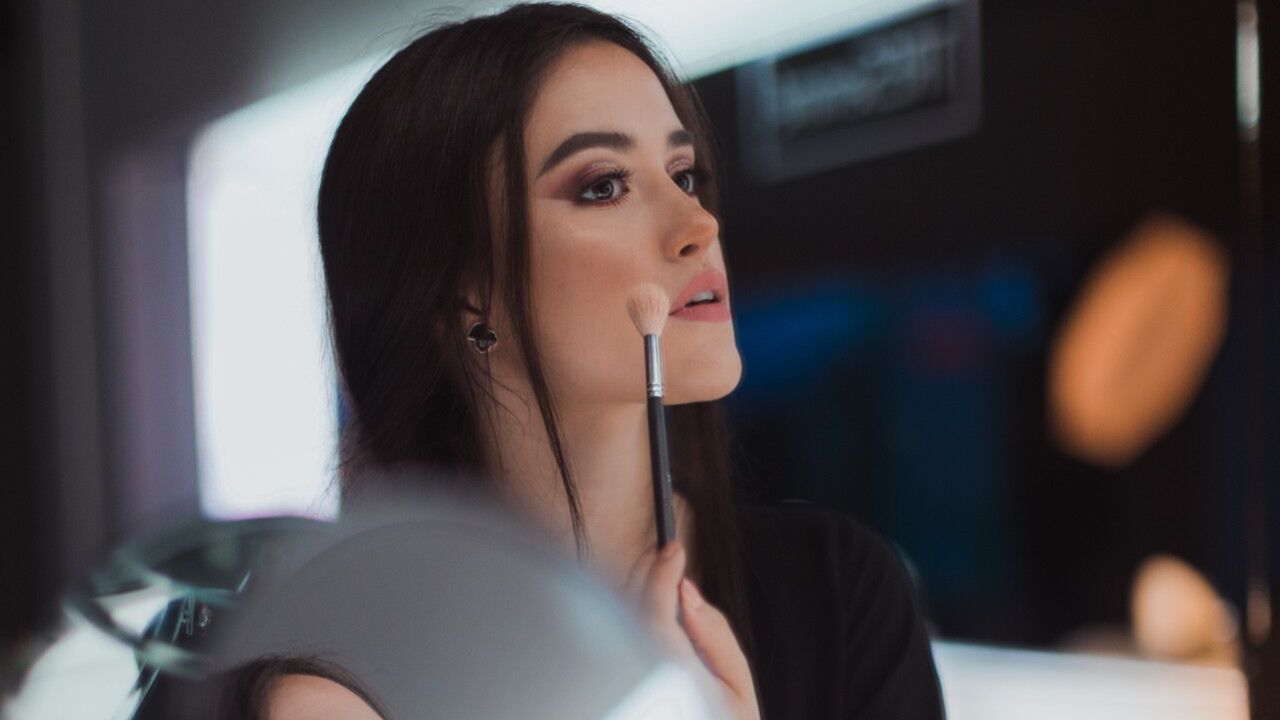 Illustratie voor: Deze make-up hacks kan je beter niet uitproberen
