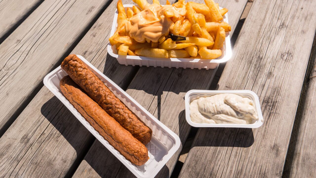 Illustratie voor: Mora en de Vegetarische Slager komen met de vegetarische frikandel!