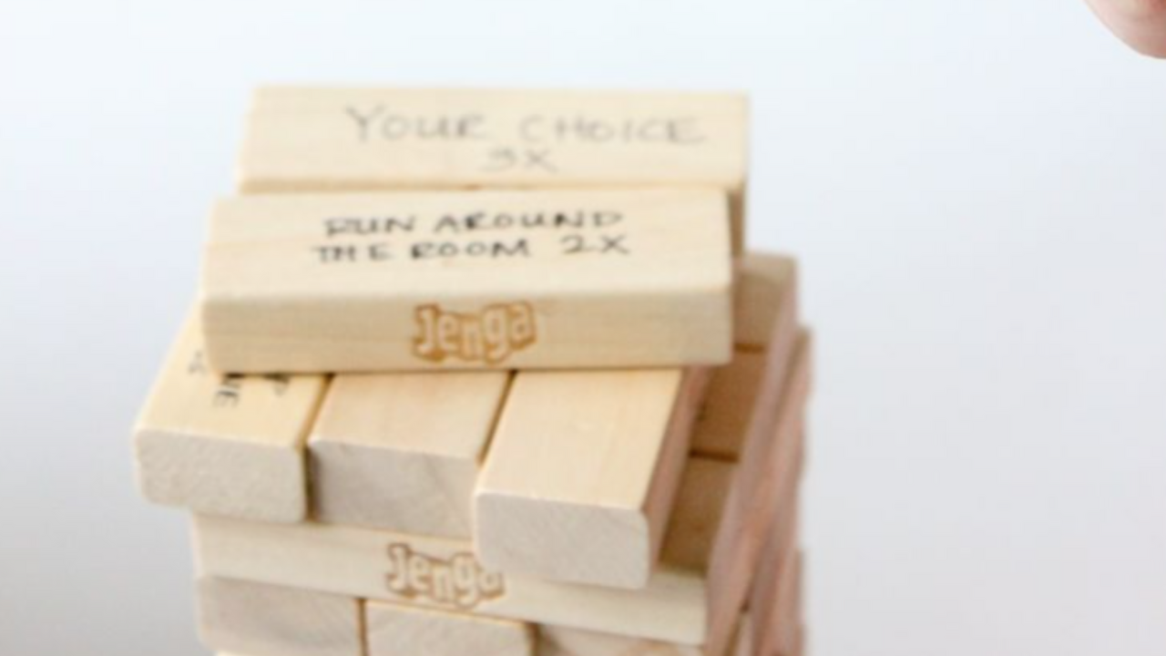 Illustratie voor: Zo maak je van Jenga een uitdagend drankspel